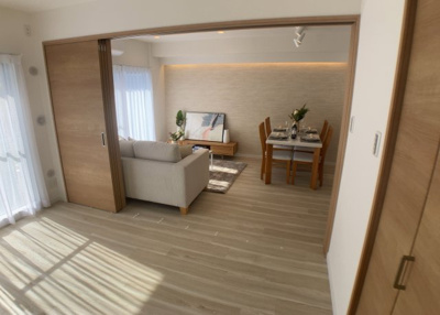 【居間・リビング】 | 藤和シティコープ橋本 | 直線タイプはLとDKを一直線に並べた形で対面キッチンのタイプです。一般的なのでよく見かけるかもしれません。直線タイプに似た直接アイランドタイプは、キッチンとダイニングの間に壁がない分広く感じられます。