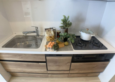 【キッチン】 | 藤和シティコープ橋本 | 標準的なシステムキッチンの横幅は、165cm～300cm程度です。2100・2400・2550・2700などミリ単位で表記されます。普段どのように料理をするのかを想定しながら合ったサイズを選びましょう