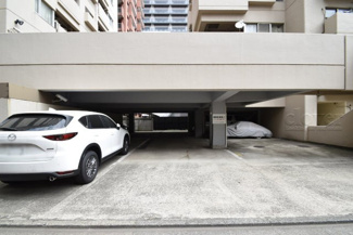 【駐車場】 | マンションの駐車場スペース。空きの有無や駐車料金、サイズ規定などについては、改めてお問い合わせください。～即日のご見学可能～　お問合せはお気軽にどうぞ