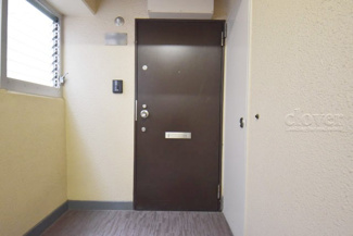 【その他共用部分】 | 皆様をお迎えする、お部屋の玄関ドア。開けやすさや開放角度、ドアノブの操作しやすさや鍵の形状などを、現地で一度ご確認ください。～即日のご見学可能～　お問合せはお気軽にどうぞ。