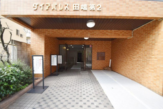 【エントランス】 | お客様を、そして住人を出迎えてくれるマンションのエントランス。ゴミが落ちていないことからも、管理状態の良さや住民の節度の高さが見て取れます。～即日のご見学可能～　お問合せはお気軽にどうぞ。
