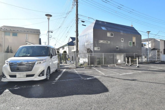 【駐車場】 | マンションの駐車場スペース。空きの有無や駐車料金、サイズ規定などについては、改めてお問い合わせください。～即日のご見学可能～　お問合せはお気軽にどうぞ。
