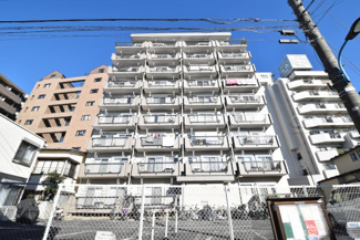 【外観】 | 青空によく映える建物です。手入れの行き届いた外壁やマンション正面エントランスなど、綺麗な姿をぜひ一度、現地にてご覧ください。～即日のご見学可能～　お問合せはお気軽にどうぞ。
