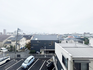 【展望】 | 眼前に広がる空の雄大さと、このお部屋の自慢の一つである「眺望」をご覧ください。毎日、この景色を独り占めできる新生活に夢が広がります。～即日のご見学可能～　お問合せはお気軽にどうぞ。
