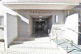 【エントランス】 | お客様を、そして住人を出迎えてくれるマンションのエントランス。ゴミが落ちていないことからも、管理状態の良さや住民の節度の高さが見て取れます。～即日のご見学可能～　お問合せはお気軽にどうぞ。