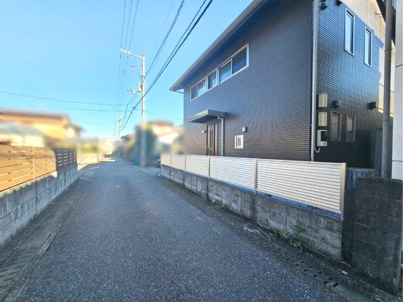 針木東町　中古戸建の前面道路含む現地写真