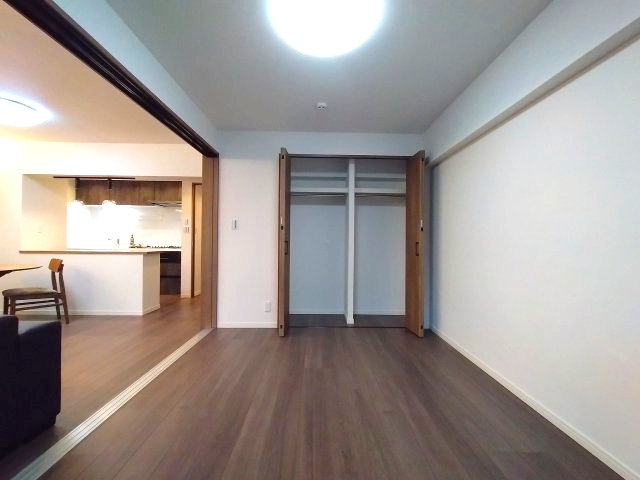 コープ野村八事の洋室|全居室の中で唯一バルコニーに面しており採光面も◎
日当たりも良く自然な光を取り込みプライベートな空間もリラックスして過ごせます。
