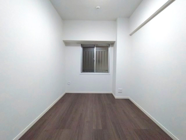 コープ野村八事の洋室|コンパクトなお部屋ですが窓や収納があるので快適に過ごせます。