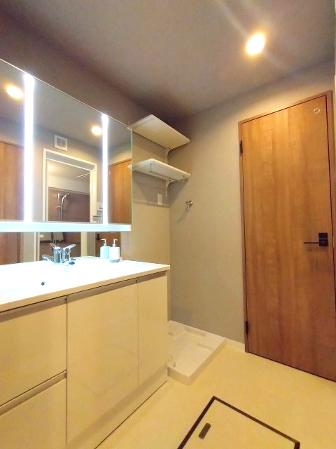 コープ野村八事の独立洗面台|清潔感溢れるスタイリッシュなデザインの洗面化粧台！
サイズも大きく忙しい朝もゆったりと身支度を整えることができます！
