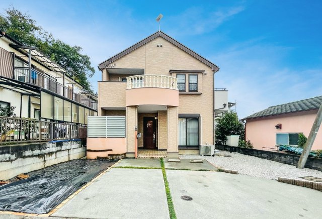 あきる野市伊奈　中古戸建の駐車場|並列２台可能（車種による）