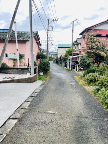 あきる野市伊奈　中古戸建の前面道路含む現地写真|前面道路は人通りも少なく靜かな環境です！