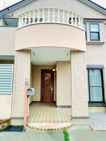 あきる野市伊奈　中古戸建のエントランス|お洒落なバルコニーが目を引くエントランス