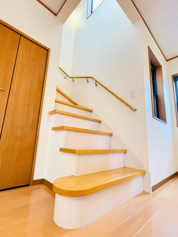 あきる野市伊奈　中古戸建のその他共用部分|お洒落な開放感ある階段です！