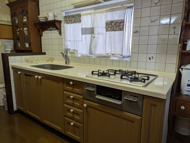 売中古戸建　駿東郡長泉町下土狩のキッチン|キッチンには窓があり明るく開放的です。壁付けキッチンなので集中してお料理出来ますね。3口コンロなのでお料理も捗りそうですね。
