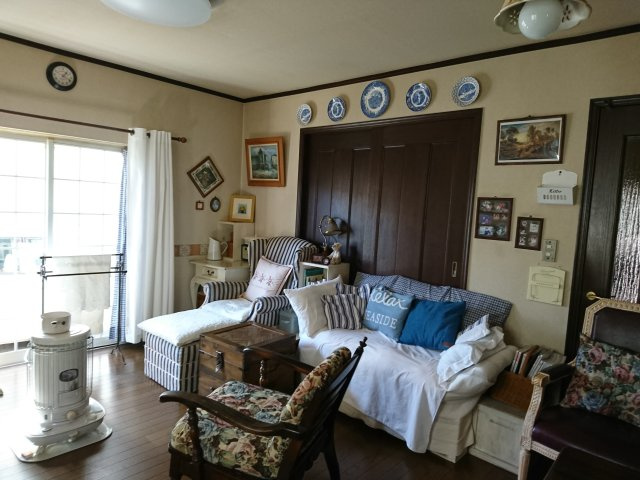 売中古戸建　駿東郡長泉町下土狩の居間・リビング|大きい窓から入るたっぷりの日差しが嬉しいですね。リビングが広々としているので、ご家族でゆっくりくつろげますね。