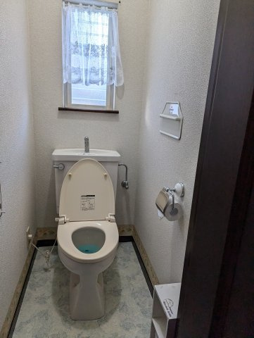 売中古戸建　駿東郡長泉町下土狩のトイレ|トイレには窓があり明るい室内です。壁紙が白なので空間が広く感じます。シンプルで使い勝手のよいトイレです。