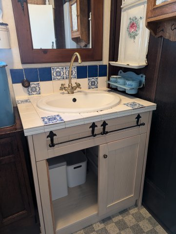 売中古戸建　駿東郡長泉町下土狩の独立洗面台|洗面台があるので収納スペースも多くあります。鏡もあるので朝の支度にも便利です。ブルーのタイルの可愛らしい洗面台です。