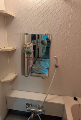 売中古戸建　駿東郡長泉町下土狩の浴室|窓があるので明るい室内です。備え付けの台があるのでシャンプーを置いたり出来て便利です。