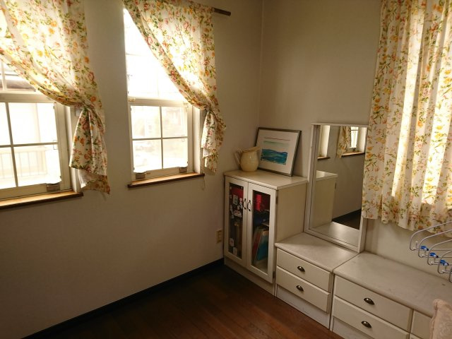 売中古戸建　駿東郡長泉町下土狩の洋室|二面採光なので日差しがたっぷり入ります。また風通しが良く解放感もあります。寝室や子供部屋におすすめの洋室になっています。
