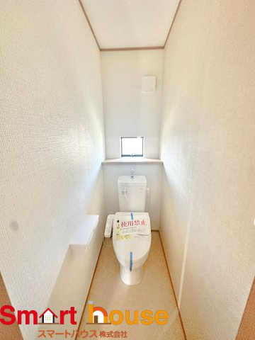 【トイレ】 | 町田市三輪緑山　新築8棟！ | B号棟
節水型でエコなトイレには、今では当たり前のウォシュレット付き。便座を温める機能もついていて、居心地良くてトイレから出られなくなるかも！換気用に換気扇はもちろん、窓も着いているので常に快適ですね