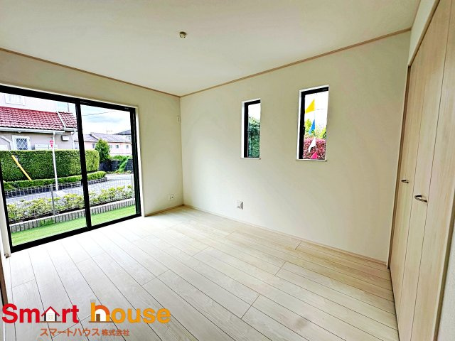 【洋室】 | 町田市三輪緑山　新築8棟！ | 大きな窓からたっぷりと陽光が注がれる明るい空間。家族の成長に対応できる永住仕様の間取り。一日の疲れをいやしてくれる主寝室。時を忘れて過ごす場所として過ごせるお部屋。