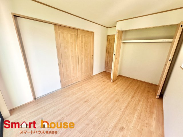 【洋室】 | 町田市三輪緑山　新築8棟！ | B号棟　1階
広々とした居住空間は日々の暮らしを彩り、心のやすらぎと満足感を与えてくれます。通風と採光を考慮した設計は子供たちはのびのび育ち、家族でくつろぎと団らんを生み出します。