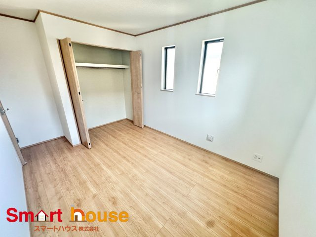 【洋室】 | 町田市三輪緑山　新築8棟！ | B号棟
家族一人ひとりの大切なプライベート空間。趣味に合わせて使って頂けるようシンプルに仕上げてあります。暮らし心地を大きく左右する収納を、適材適所に配置し使い勝手を考慮しました。