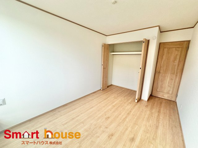 【洋室】 | 町田市三輪緑山　新築8棟！ | B号棟
光が沢山取り込める大きな窓。2面採光なので、日差しを長時間受ける事が出来る暖かいお部屋です。