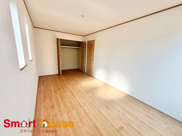 【洋室】 | 町田市三輪緑山　新築8棟！ | B号棟
光が沢山取り込める大きな窓。2面採光なので、日差しを長時間受ける事が出来る暖かいお部屋です。