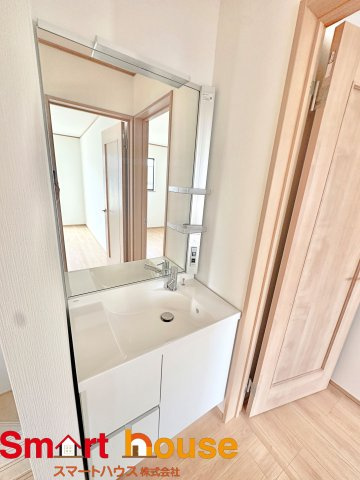 【独立洗面台】 | 町田市三輪緑山　新築8棟！ | B号棟　2階
一日の始まりの朝、歯磨きをしたりメイクや髪をセットしたり・・・使いやすさが考えられた3面鏡です♪シャワー付水栓で洗面台でのシャンプーや毎日の掃除に大変便利ですね♪