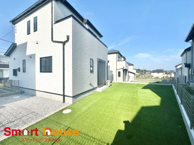 【庭】 | 町田市三輪緑山　新築8棟！ | B号棟
たくさん友達を呼んでBBQ。ドッグランに家庭菜園も楽しめる魅力的なプライベートガーデン。そこでお風呂上がりにビールを一杯。楽しい画が浮かぶ、自分だけの庭を叶えて下さい！