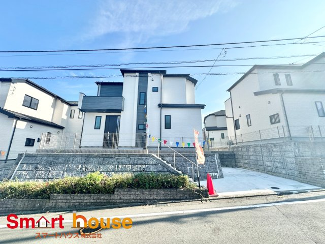 【外観】 | 町田市三輪緑山　新築8棟！ | B号棟
お住まいの前面道路が広いと駐車が楽になり、陽当たりも遮られないので明るく居心地の良いお家になります♪