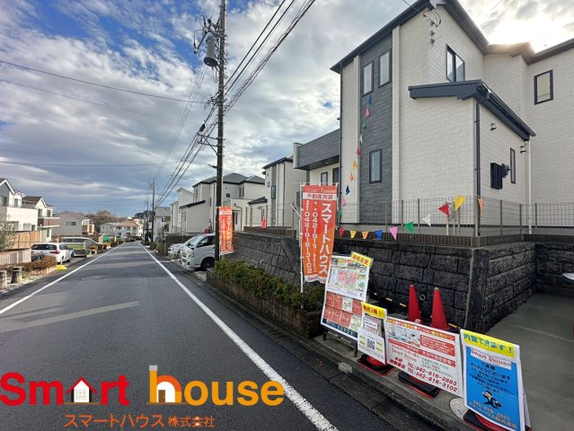 町田市三輪緑山　新築8棟！の前面道路含む現地写真|外壁が周囲の街並みと青空に生えるお洒落な仕上がり！周囲には高い建物のないエリア。青い空が大きく感じますね。