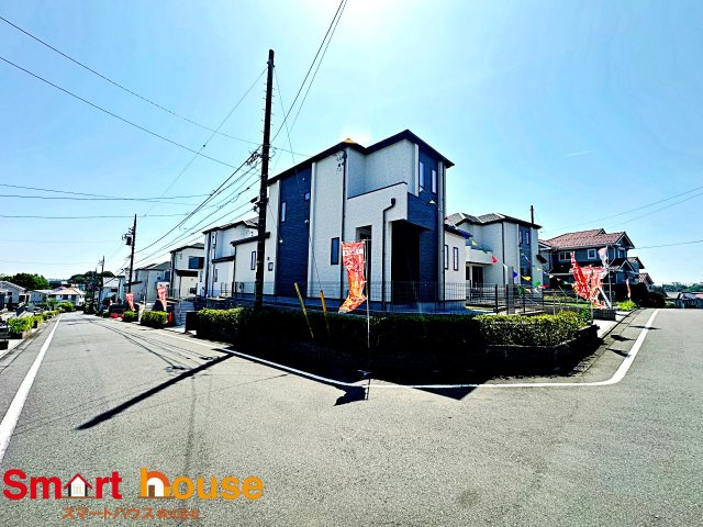 【前面道路含む現地写真】 | 町田市三輪緑山　新築8棟！ | 外壁が周囲の街並みと青空に生えるお洒落な仕上がり！周囲には高い建物のないエリア。青い空が大きく感じますね。