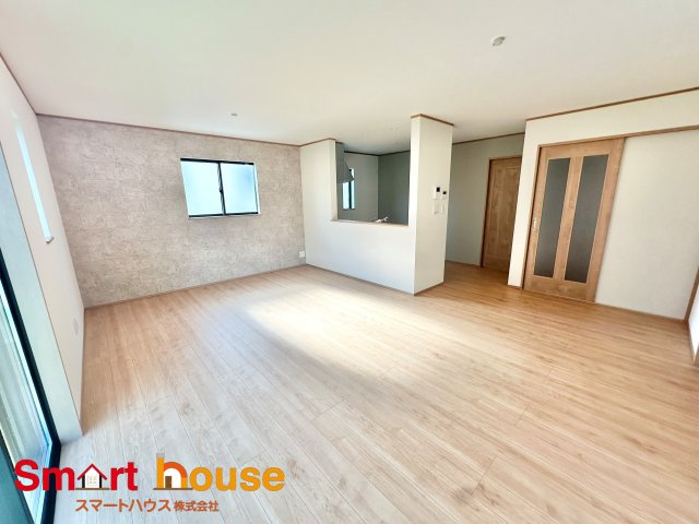 【居間・リビング】 | 町田市三輪緑山　新築8棟！ | B号棟
忙しい朝もしっかり家族が揃って食事をして頂けるゆとりある大きさのダイニングスペース。奥様が作る手料理をたくさん並べて頂き、テーブルで囲む健やかな食事の時間を存分に愉しんで下さい。