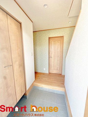 【玄関】 | 町田市三輪緑山　新築8棟！ | B号棟
住む人も来客も入った瞬間にワクワクさせてくれるオシャレな玄関♪
収納もたっぷりあるので、靴がたくさんあっても安心！
気持ちの良い朝は、毎日ここからスタートしていきます♪