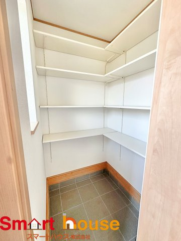 【収納】 | 町田市三輪緑山　新築8棟！ | B号棟
ベビーカーや泥のついたおもちゃをしまうのに便利な玄関収納付き♪キャンプ用品やサーフィン道具もしまえる多趣味なご家族にもぴったり。