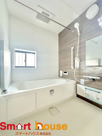 【浴室】 | 町田市三輪緑山　新築8棟！ | B号棟
一日の疲れを癒してくれる場所なので、快適に過ごして頂く為にゆったりサイズのバスタブを用意しました。是非半身浴をお楽しみ下さい。空気が籠らない様に小窓も設置しております。