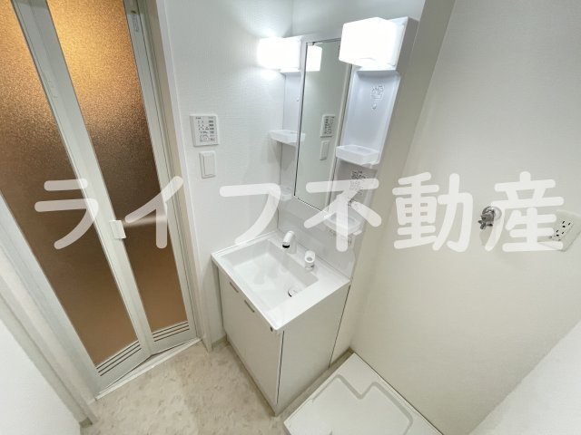 AND　TERRACE　TOMOIの独立洗面台|朝の支度にも助かる、独立の洗髪洗面化粧台