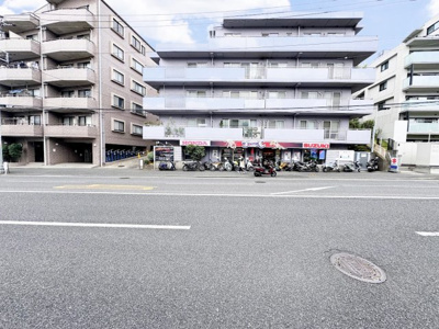 【外観】 | コスモ鴨居 | ◆堂々たる趣ながら、主張し過ぎずどこか余裕を感じさせるシャープなフォルムで佇む邸宅は、晴天の空と照らし合わせる事で、本来あるべき完成形の姿を見せてくれます。