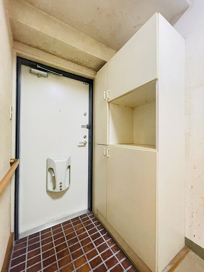 【玄関】 | 東峰マンション博多駅東 | 玄関タイルやシューズボックスもお好みのカラーへ変更して、自分好みの玄関に！