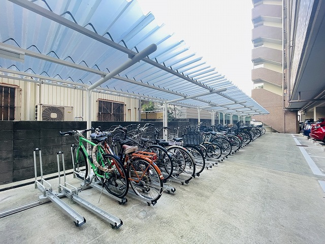 【駐輪場】 | 東峰マンション博多駅東 | 屋根付きの駐輪場は雨がしのげてサドルが濡れる心配がありません