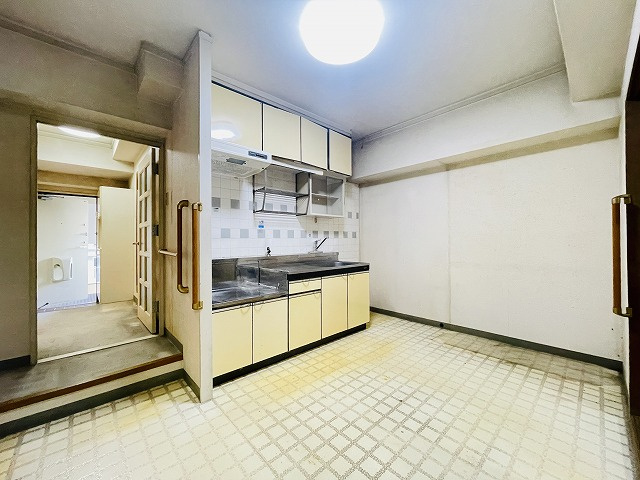 【居間・リビング】 | 東峰マンション博多駅東 | 現状でのお渡しなので、壁紙や床材や間取りを自分好みに変更できるのがおススメのポイントです♪