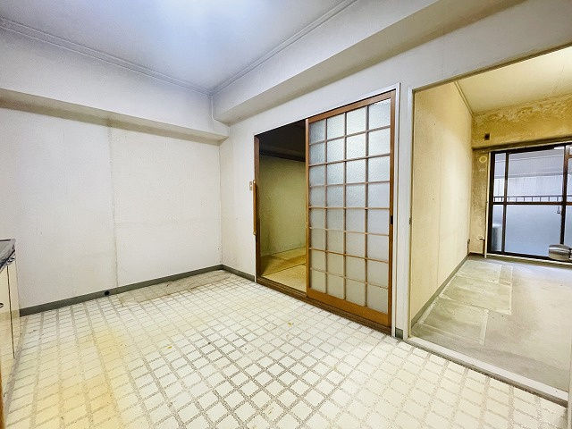 【居間・リビング】 | 東峰マンション博多駅東 | リビングを真ん中にして、バルコニー側に居室がある間取りです。