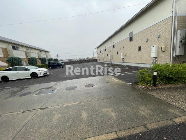 Garden Village Fの駐車場
