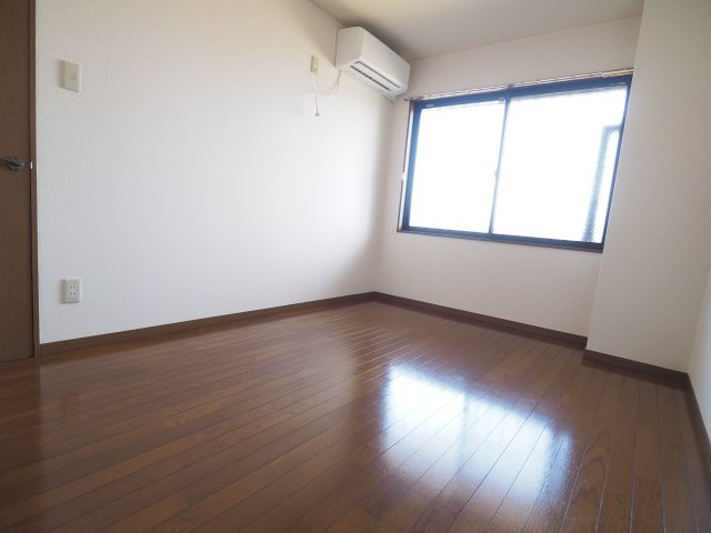 ダンディライオンの居間・リビング|壁クロスは現況有姿