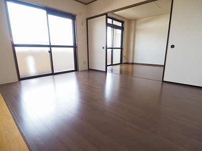 高崎市江木町の賃貸マンションの居間・リビング