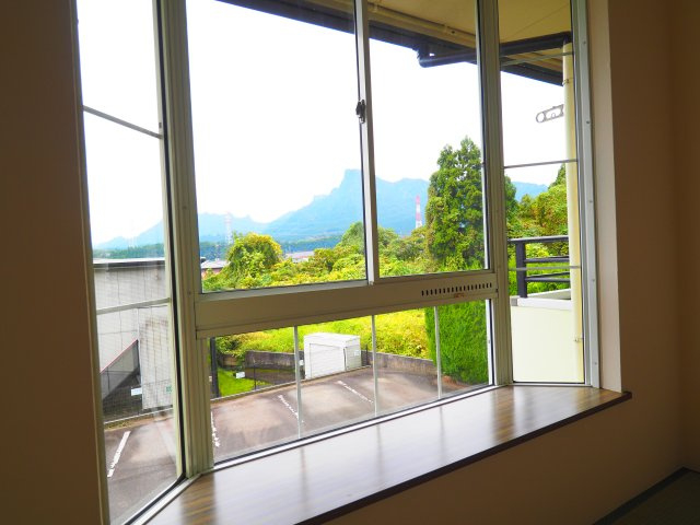 安中市松井田町新堀のアパートの展望|大きな窓で光がたっぷり入ります♪