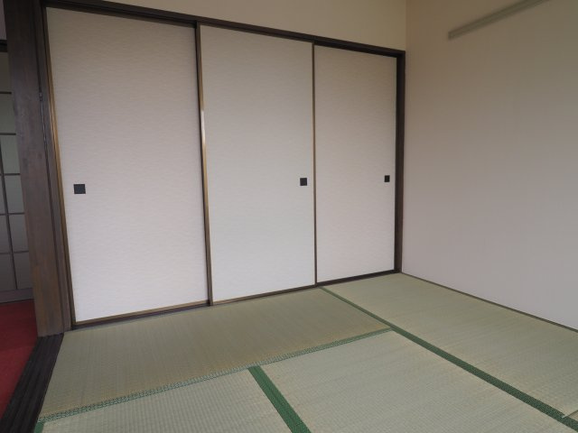 コーポラス第一の和室|大容量の収納（押入）あります