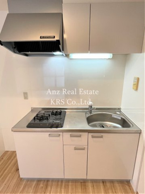 【キッチン】 | ストークアパートメント南堀江 | 2口ガスコンロ！まな板スペースもありお料理するのが楽しみ！